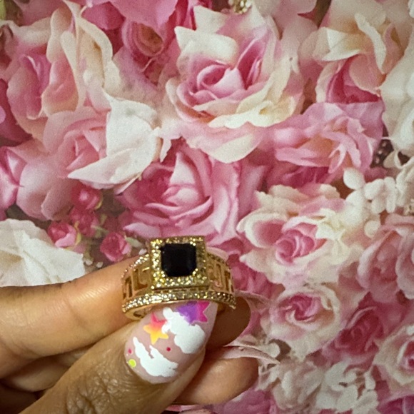 Elegant Gold Ring with Black Gemstone - Picture 8 of 15